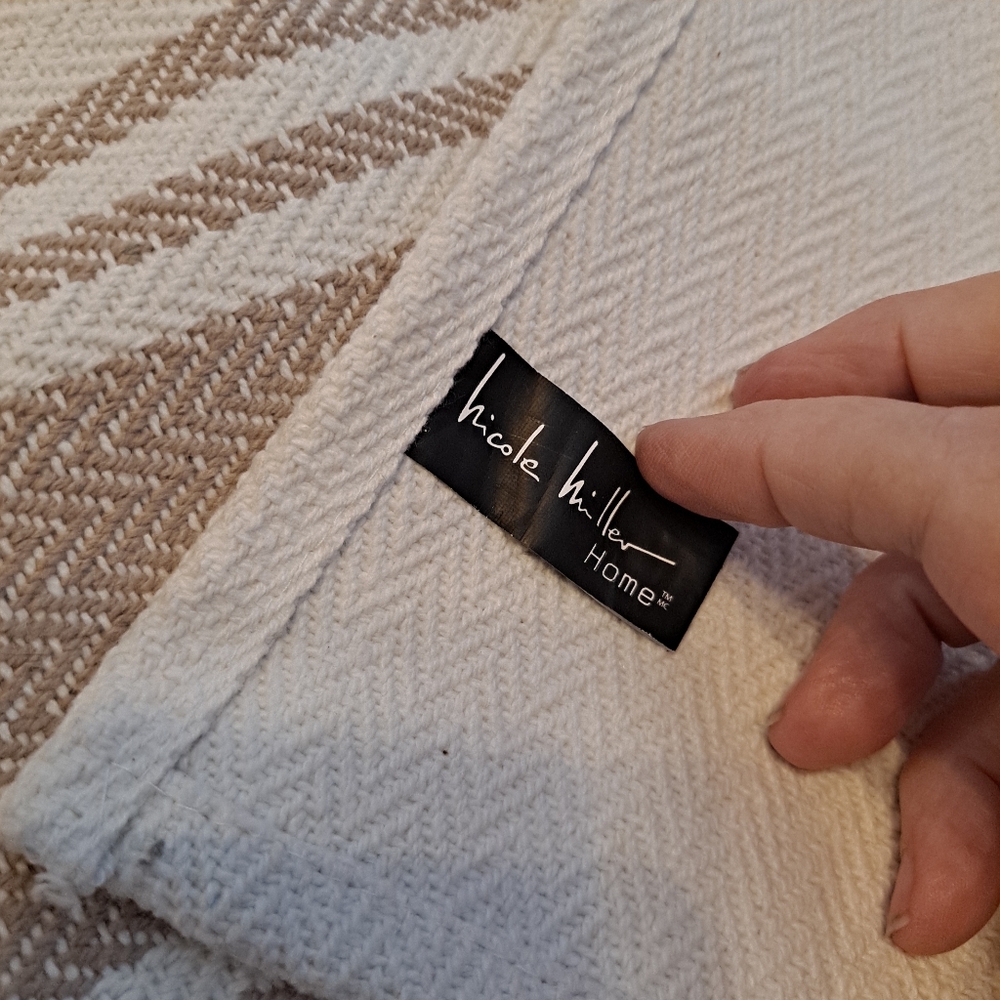 Nicole Miller Taupe Beige Grain Sack Table Runner EUC - Picture 3 of 7
